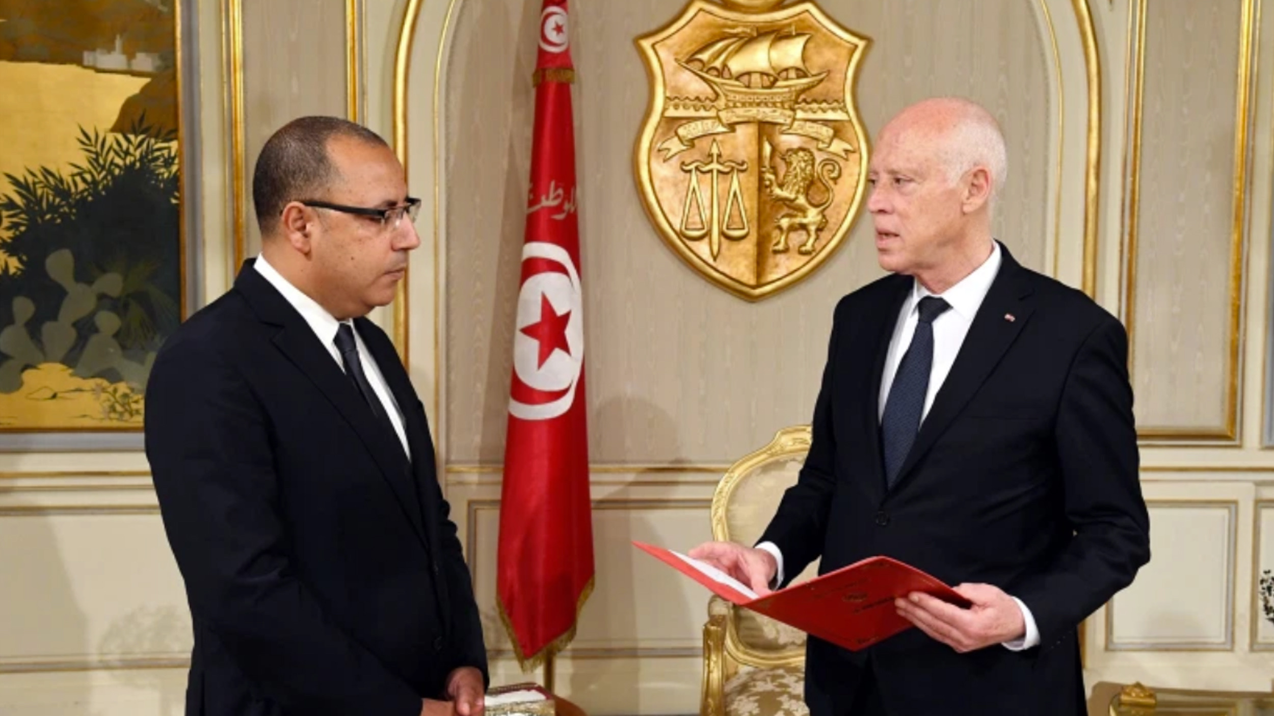 تونس انقلاب ناعم .. قيس سعيد يقيل الحكومة ويجمد البرلمان 