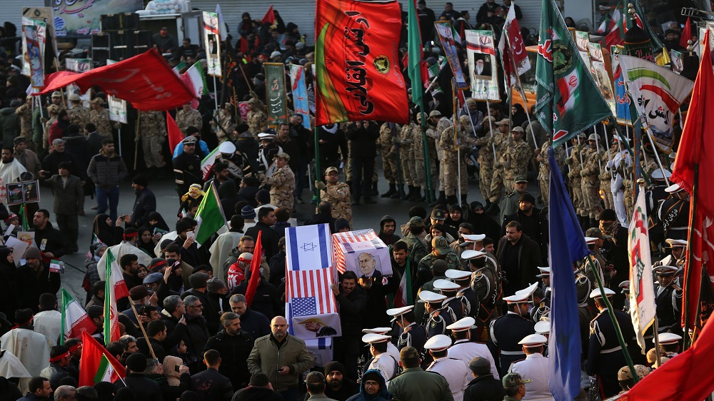 إيرانيون  يطالبون بالثأر من الولايات المتحدة الأميركية وإسرائيل خلال تشييع جنازة قاسم سليماني(الأناضول) 