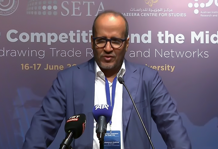 مدير مركز الجزيرة للدراسات، الدكتور محمد المختار الخليل، يُلقي كلمته في افتتاح المؤتمر (الجزيرة)