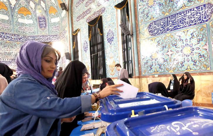 حملت الانتخابات الإيرانية مؤشرات على التحول الذي تشهده إيران(رويترز)