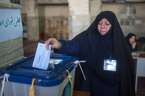 سيدة تدلي بصوتها في الانتخابات البرلمانية (وكالة غيتي)