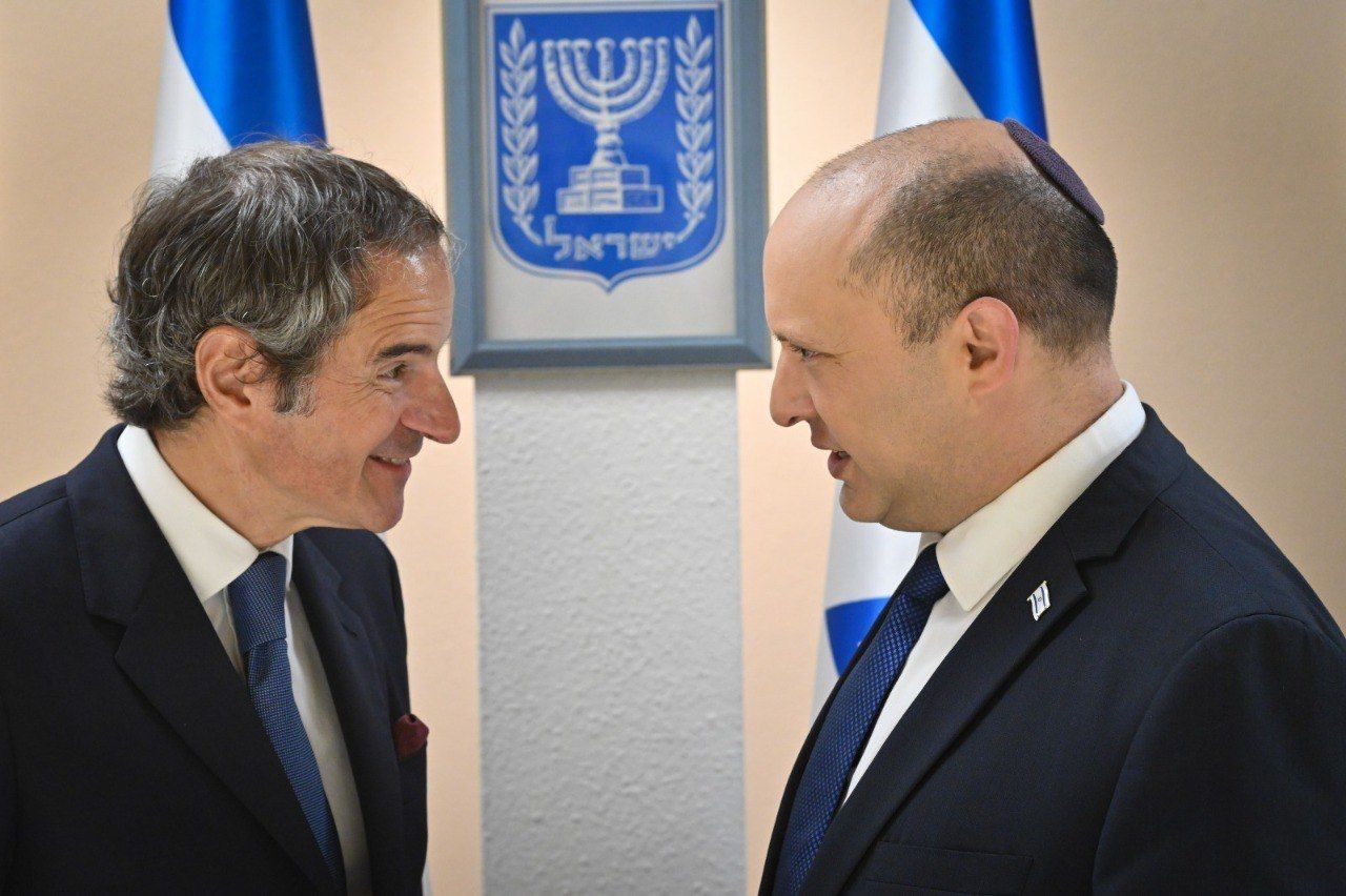 مدير الوكالة الدولية للطاقة الذرية رافائيل ماريو غروسي يلتقي برئيس الوزراء الإسرائيلي نفتالي بينيت (الأناضول)