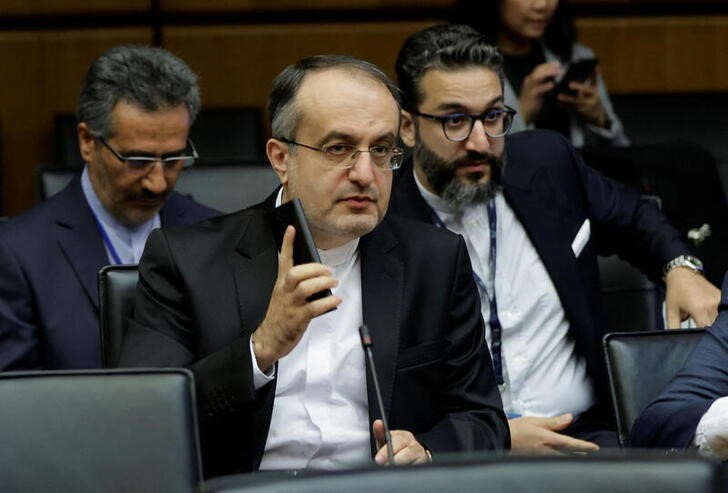 رئيس البعثة الدائمة لإيران في الوكالة الدولية للطاقة الذرية محمد رضا غيبي في اجتماع مجلس محافظي الوكالة (رويترز) 
