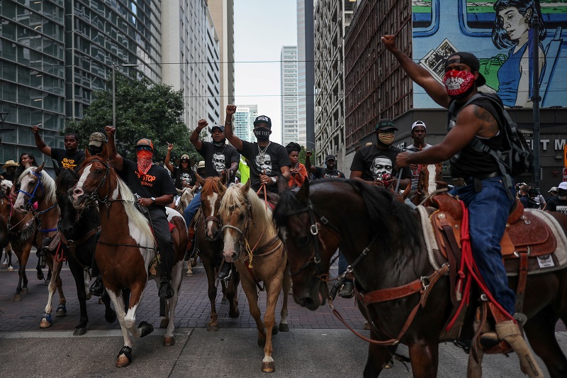 A new style of protest in memory of George Floyd (Getty)