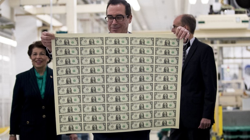 Steven Mnuchin US Treasury secretary views an uncut sheet of $1 dollar notes (Bloomberg)