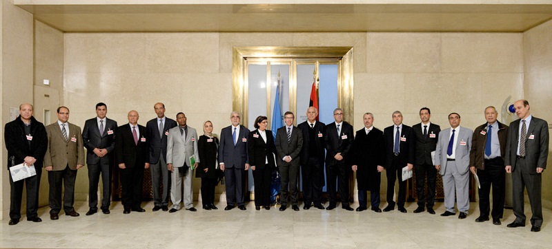 Head of UNSMIL Bernardino Léon (10th from left) with delegates after the meeting of Libyan parties at UN Headquarters in Geneva January 15 2015 (UN News)